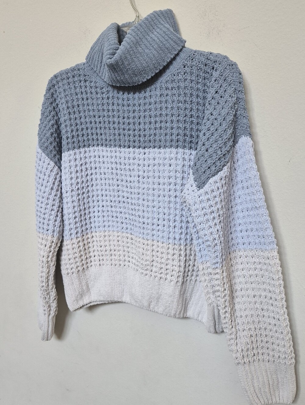 PINK ROSE Cozy Colorblock Turtleneck Sweater - Light Blue & White Size M